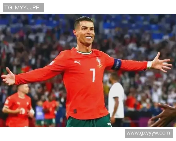 西班牙队在欧国联赛中捧起冠军奖杯！